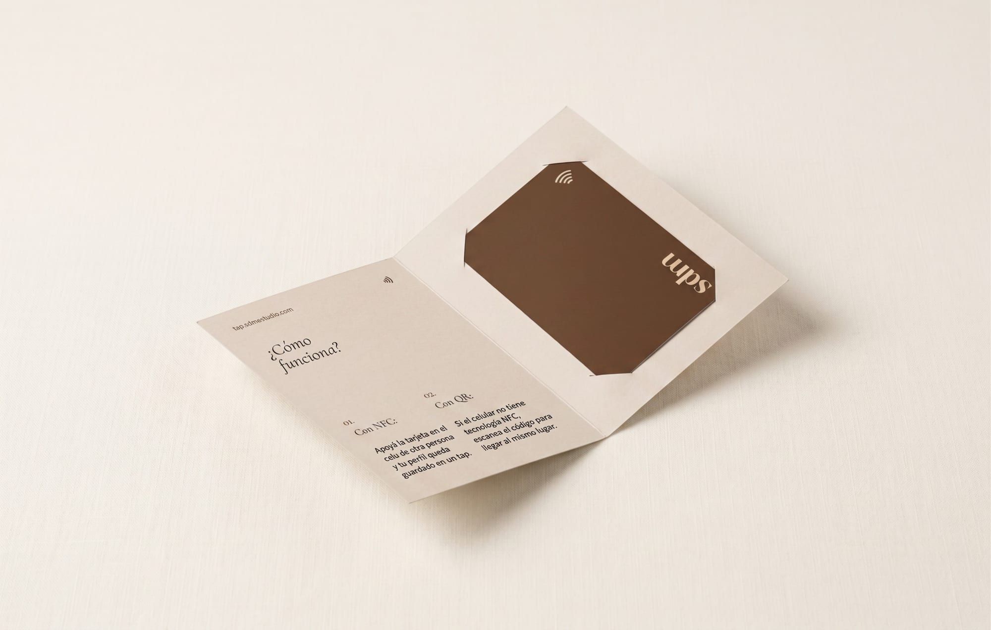 Tarjeta SDM junto a un teléfono
